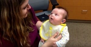 小寶寶第一次配戴助聽器聽到聲音的表情